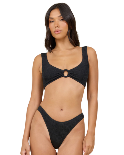 Traje de baño de una pieza negro arrugado