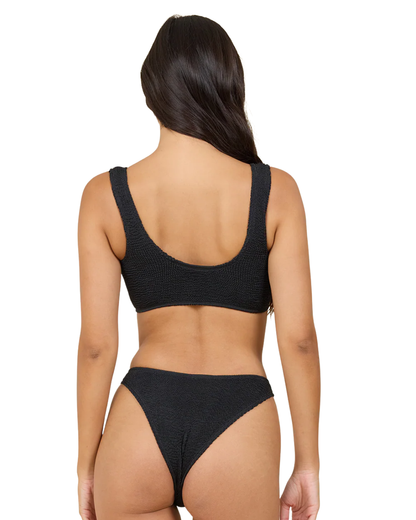 Traje de baño de una pieza negro arrugado