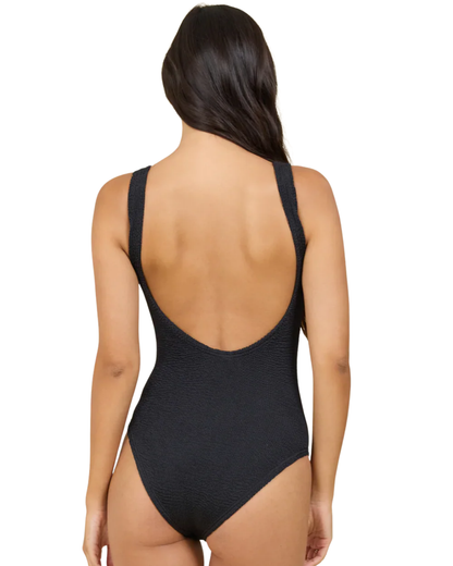 Traje de baño de una pieza negro arrugado