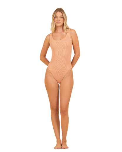 Traje de baño de una pieza con tirantes arrugados en color coral atardecer y dorado